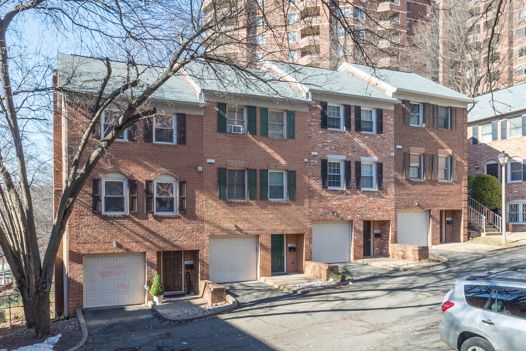 1200 N Wayne St in Arlington, VA - Building Photo