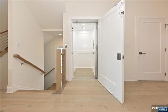 31 Hearthstone Ct in Upper Saddle River, NJ - Building Photo - Building Photo