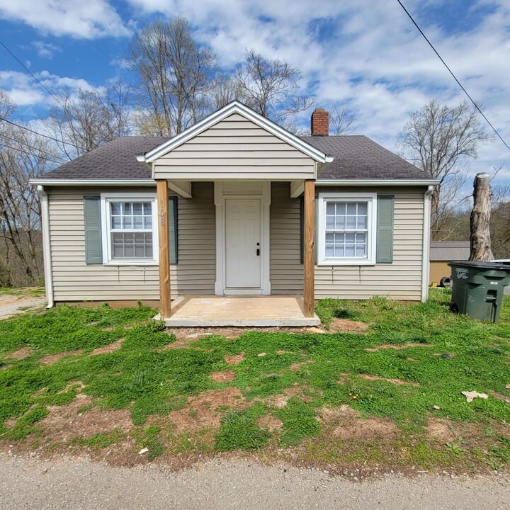 108 Swindell St in Sparta, TN - Building Photo