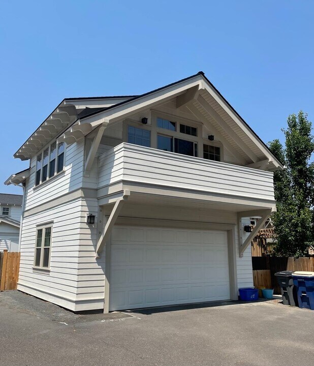 1322 Northwest Mount Washington Drive in Bend, OR - Building Photo