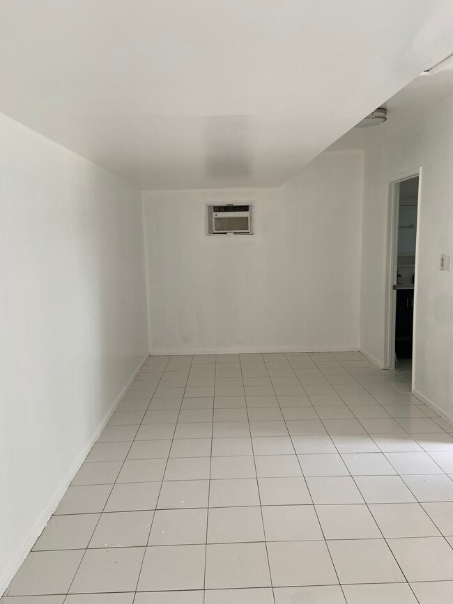 8127 White Oak Ave, Unit Guesthouse in Reseda, CA - Building Photo - Building Photo