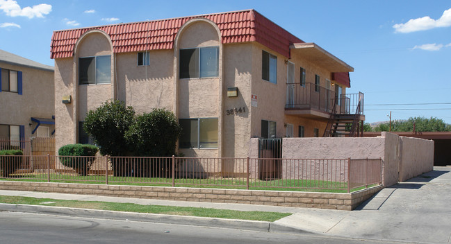 38541 5th St E in Palmdale, CA - Foto de edificio - Building Photo