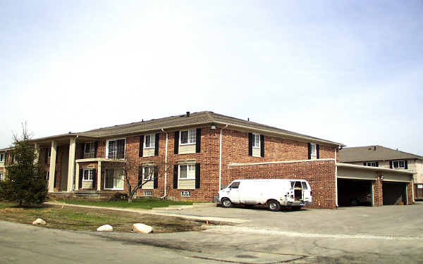 Whitney Court in West Bloomfield, MI - Building Photo - Building Photo