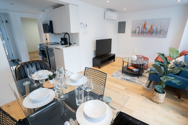 property at 2633 Rue Ontario E