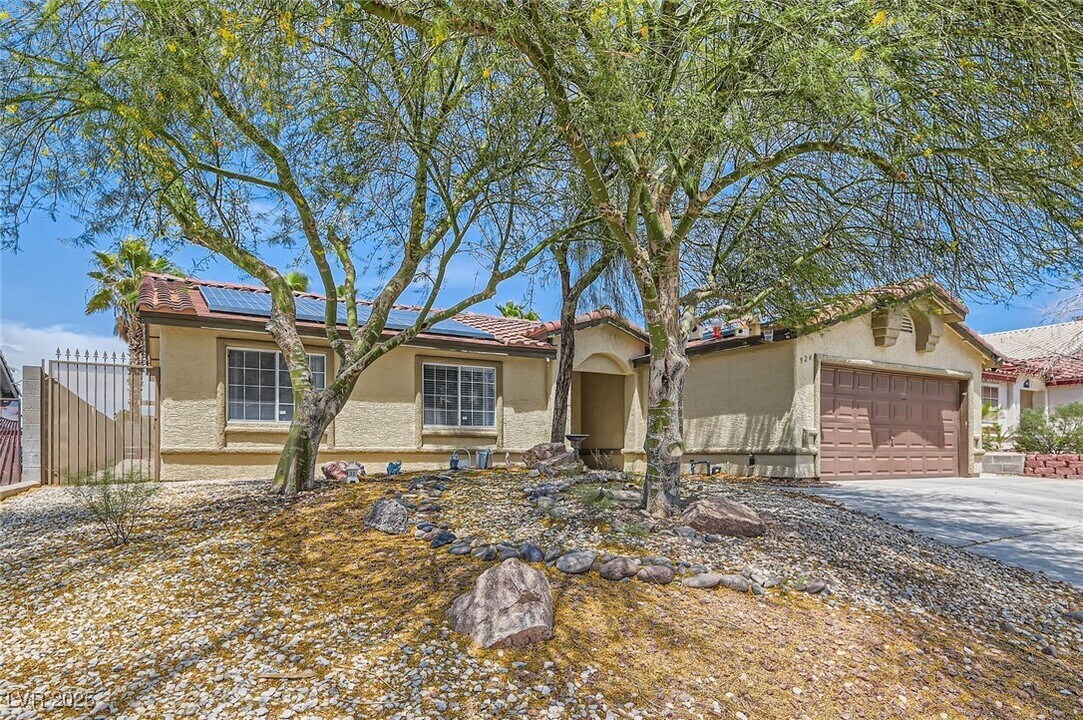 924 Clubview Dr in Henderson, NV - Building Photo