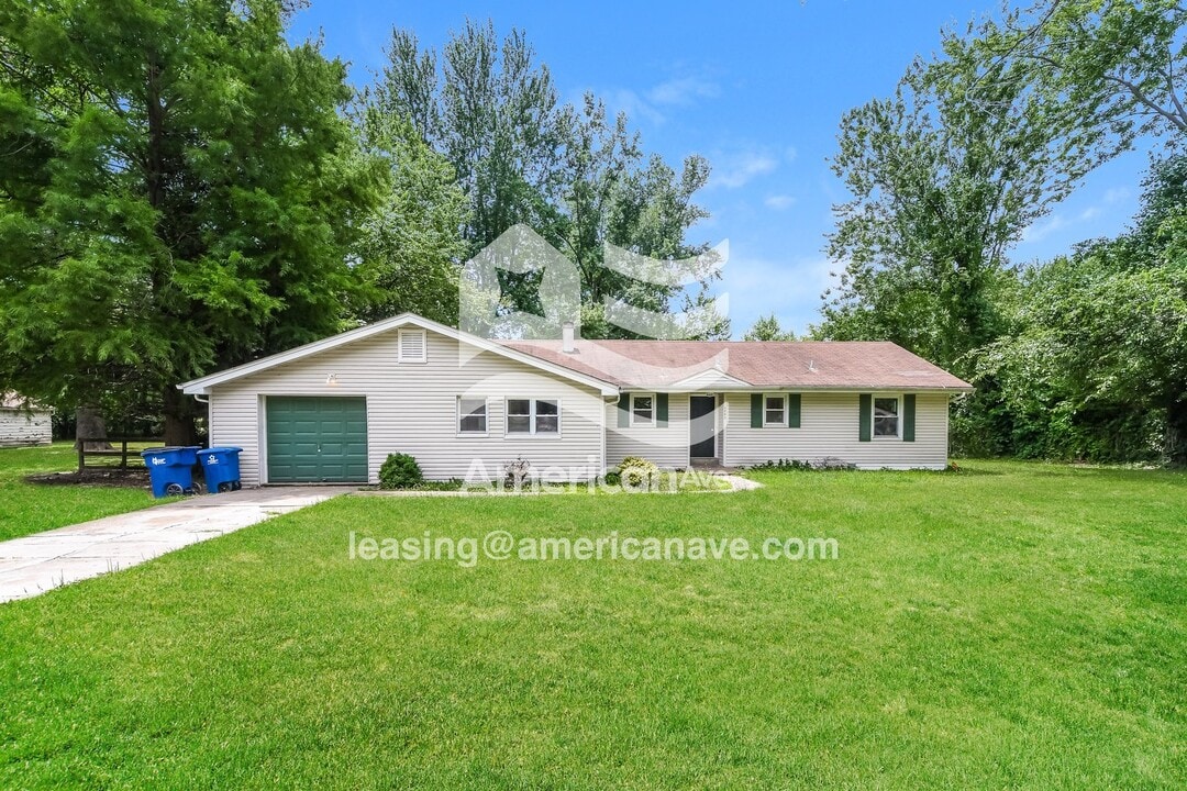 1044 Farmview Dr in St. Louis, MO - Building Photo