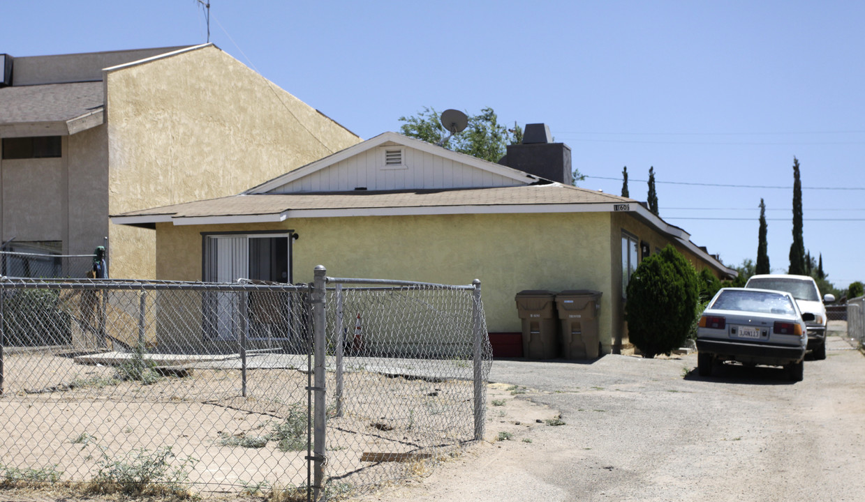 16601 Willow St in Hesperia, CA - Building Photo