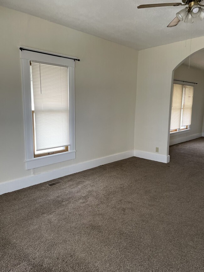 165 W 5th St in Hoisington, KS - Building Photo - Building Photo