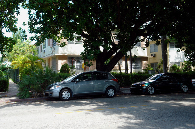 924 Meridian Ave in Miami Beach, FL - Foto de edificio - Building Photo