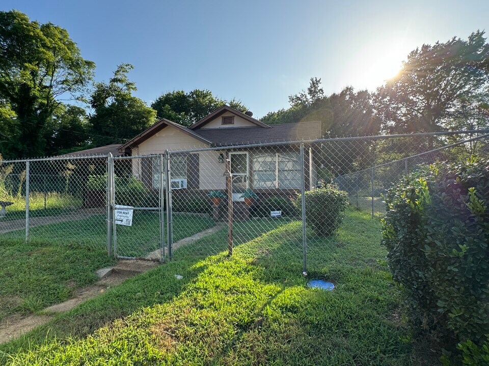 1407 Winston St in Marshall, TX - Building Photo