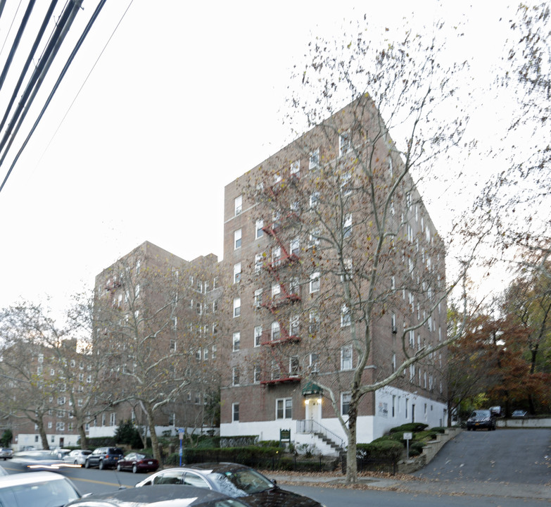 801 Bronx River Rd in Yonkers, NY - Building Photo