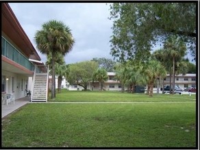 University Oaks Apartments in Sarasota, FL - Building Photo - Building Photo