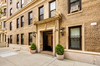 310 W 106th St in New York, NY - Foto de edificio - Building Photo