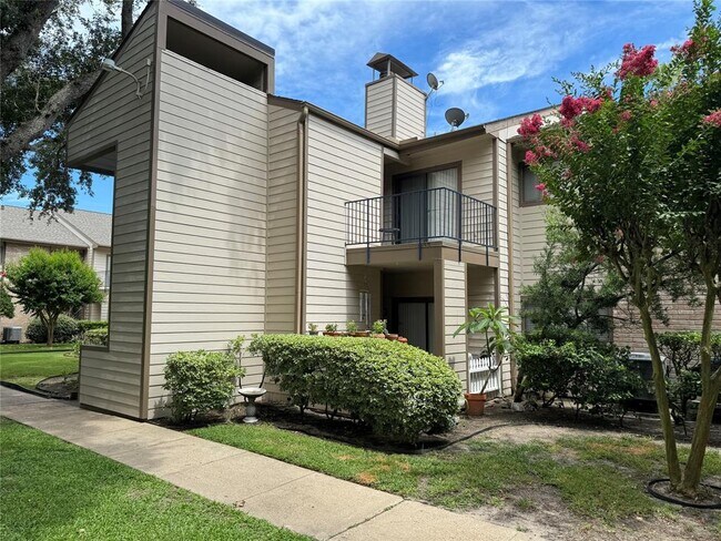 property at 7128 N Holiday Dr