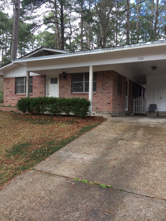 1100 Glenwood Dr in Ruston, LA - Foto de edificio