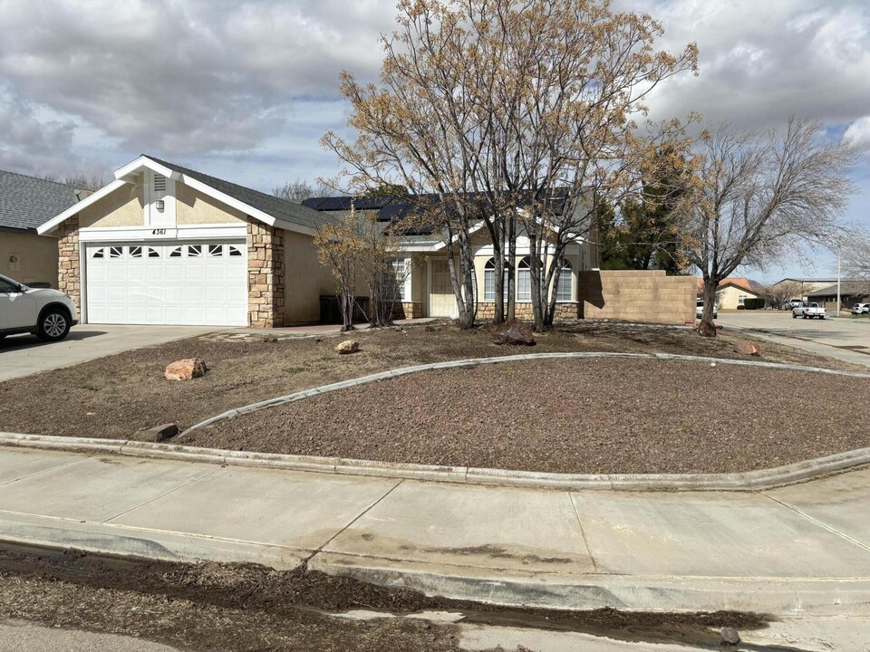 4361 Silverado Ct in Rosamond, CA - Building Photo