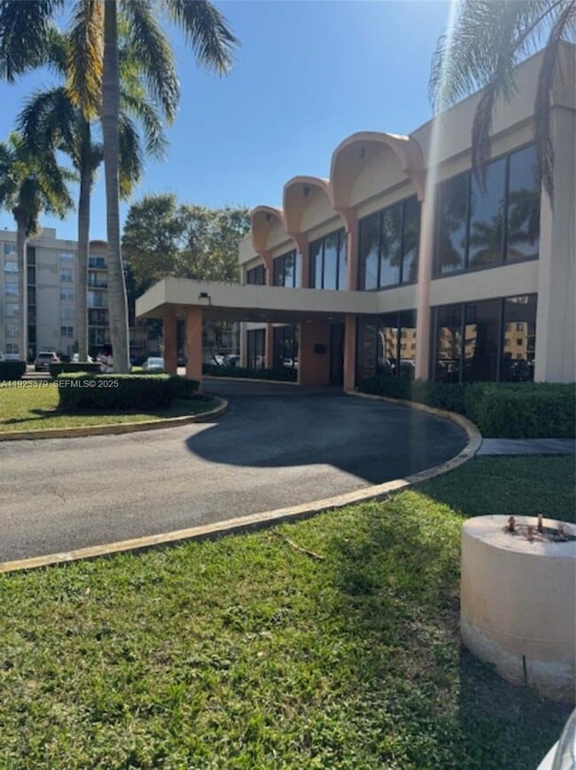 9360 Fontainebleau Blvd in Miami, FL - Building Photo - Building Photo