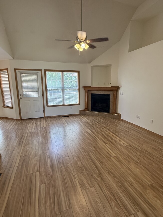1679 S Burks Ave in Springfield, MO - Building Photo - Building Photo