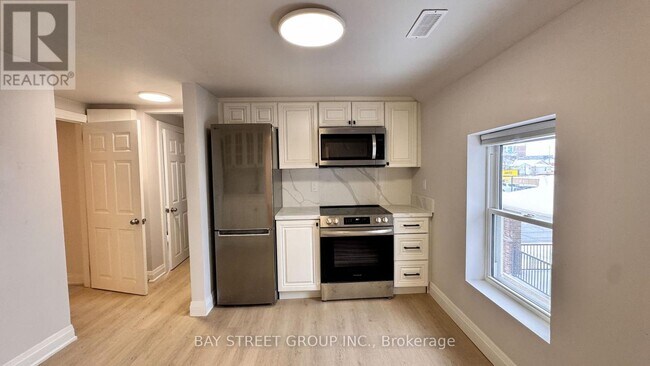 5731 Stanley Ave in Niagara Falls, ON - Building Photo - Building Photo