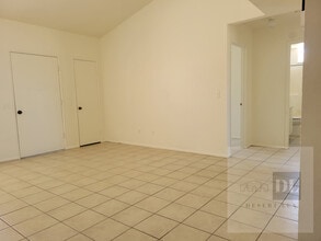 5827 Bagley Ave, Unit B in Twentynine Palms, CA - Foto de edificio - Building Photo