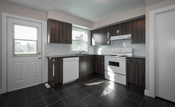 Ascot Gardens in Edmonton, AB - Building Photo - Building Photo