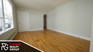 411 W Roscoe St, Unit 502 in Chicago, IL - Building Photo - Building Photo