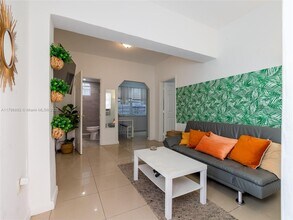 143 NE 43rd St in Miami, FL - Foto de edificio - Building Photo