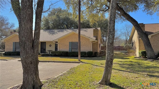 725 Royal St in Salado, TX - Foto de edificio - Building Photo