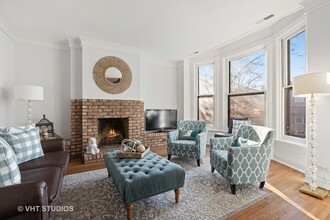 831 S Claremont Ave in Chicago, IL - Building Photo - Interior Photo