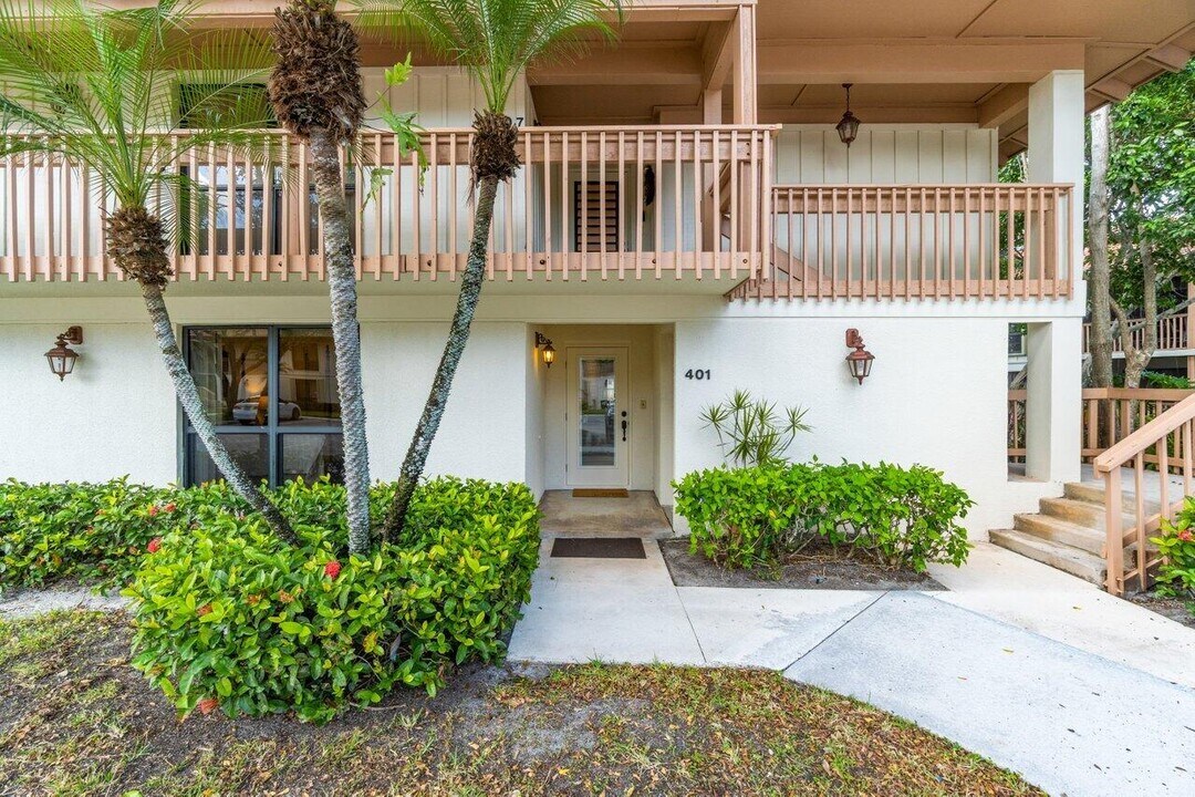 401 Brackenwood Ln S in Palm Beach Gardens, FL - Building Photo