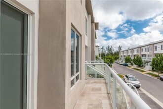 10245 NW 63rd Terrace in Doral, FL - Building Photo - Building Photo