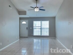 4413 Shadberry Dr in Tampa, FL - Building Photo - Building Photo