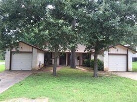 103 S Kaupo Dr, Unit B in Bastrop, TX - Building Photo