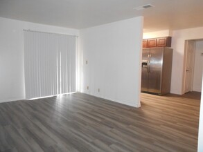 4981 River Glen Dr in Las Vegas, NV - Building Photo - Building Photo