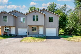 1490 S 10th St in Lebanon, OR - Building Photo