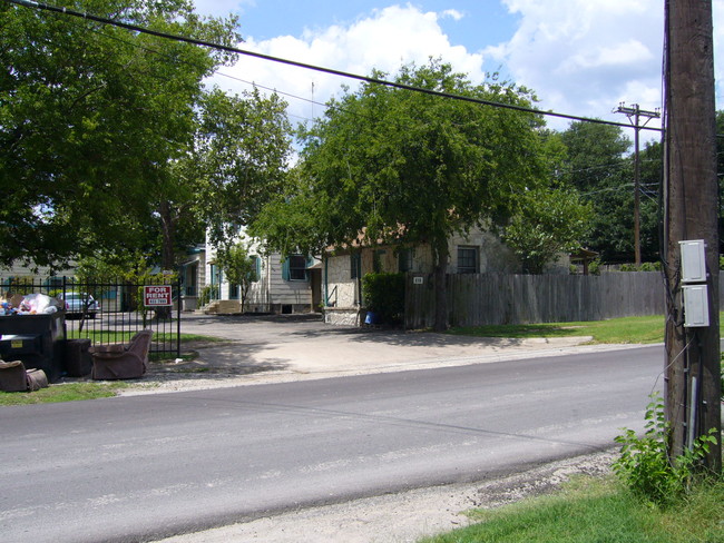 619 W Powell Ln in Austin, TX - Building Photo - Building Photo