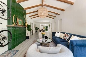 1355 Biarritz Dr in Miami Beach, FL - Foto de edificio - Building Photo
