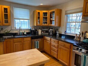 22 Cleveland Rd in Wellesley, MA - Foto de edificio - Building Photo