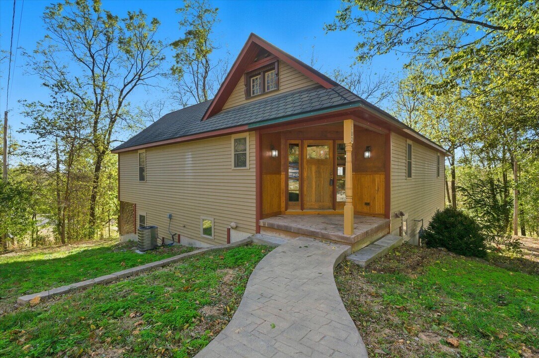 102 N Gaw St in Rocheport, MO - Building Photo