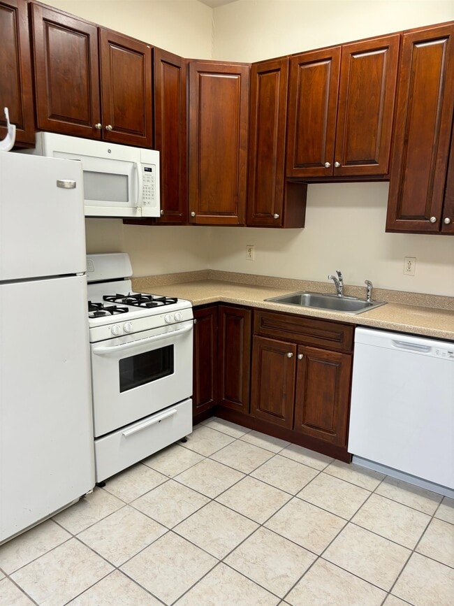 99 Lembeck Ave in Jersey City, NJ - Building Photo - Building Photo