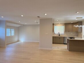 14843 Morrison St in Los Angeles, CA - Foto de edificio - Building Photo