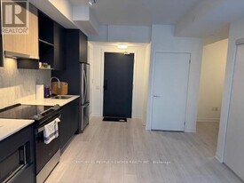 395 Dundas St W in Oakville, ON - Building Photo