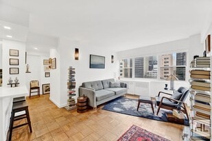 333 E 46th St in New York, NY - Building Photo