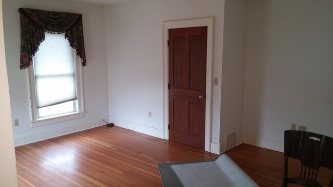 27 Maple St, Unit 2 in Oneonta, NY - Building Photo - Building Photo