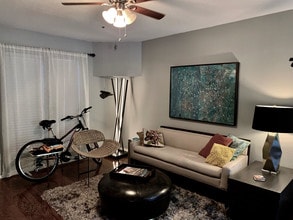 4327 Holland Ave, Unit 206 in Dallas, TX - Foto de edificio - Building Photo