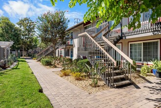 Sundial Apartments in Anaheim, CA - Foto de edificio - Building Photo