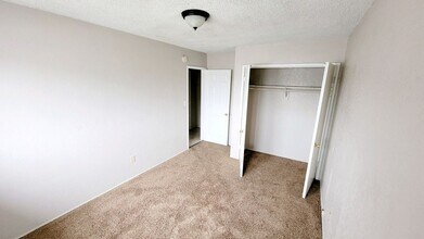 1210 W Stoneridge Ct in Ontario, CA - Foto de edificio - Building Photo