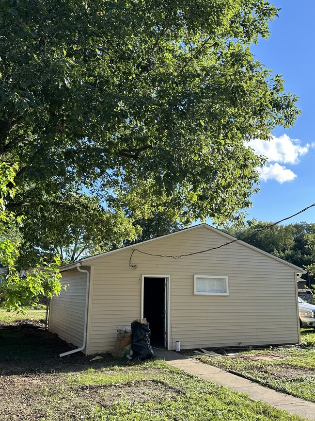 1444 Dodge St in Le Claire, IA - Building Photo - Building Photo