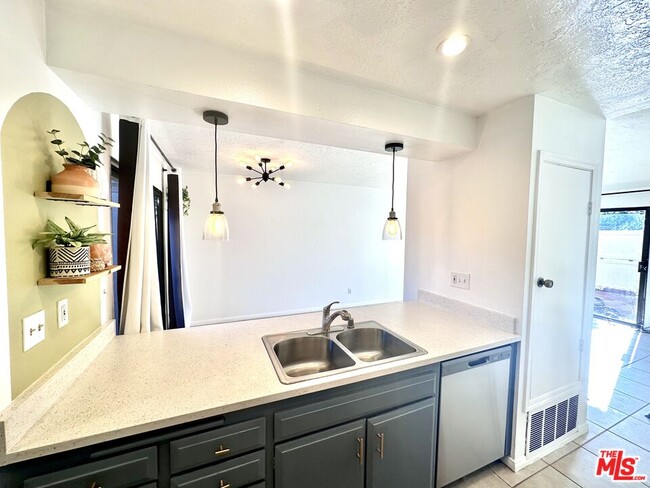 28827 Conejo View Dr in Agoura Hills, CA - Foto de edificio - Building Photo