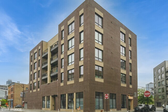 property at 680 N Milwaukee Ave